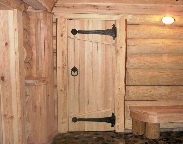 Деревянные двери в баню из массива и вагонки
