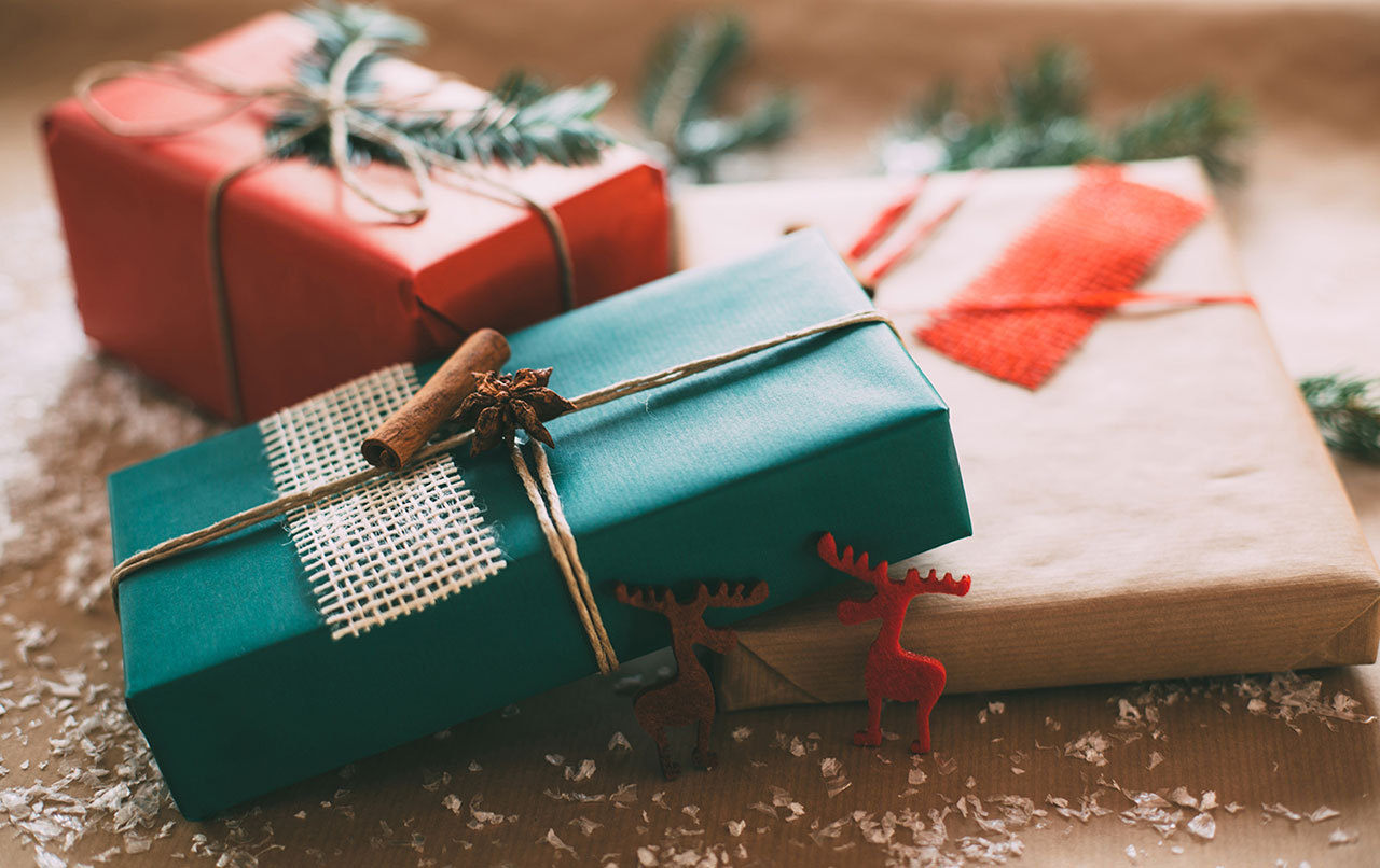 Как красиво упаковать подарок в подарочную бумагу своими руками - фото  оригинальной упаковки подарков